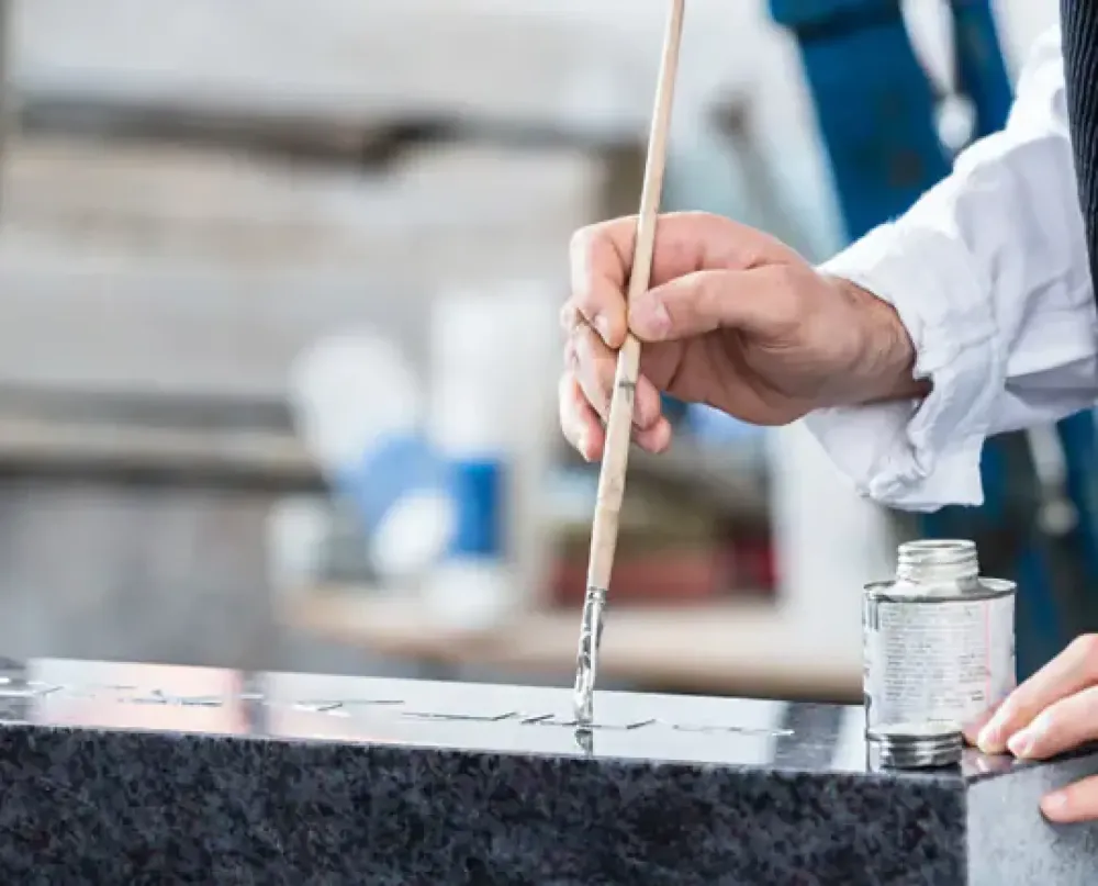 Gravure or sur plaque funéraire